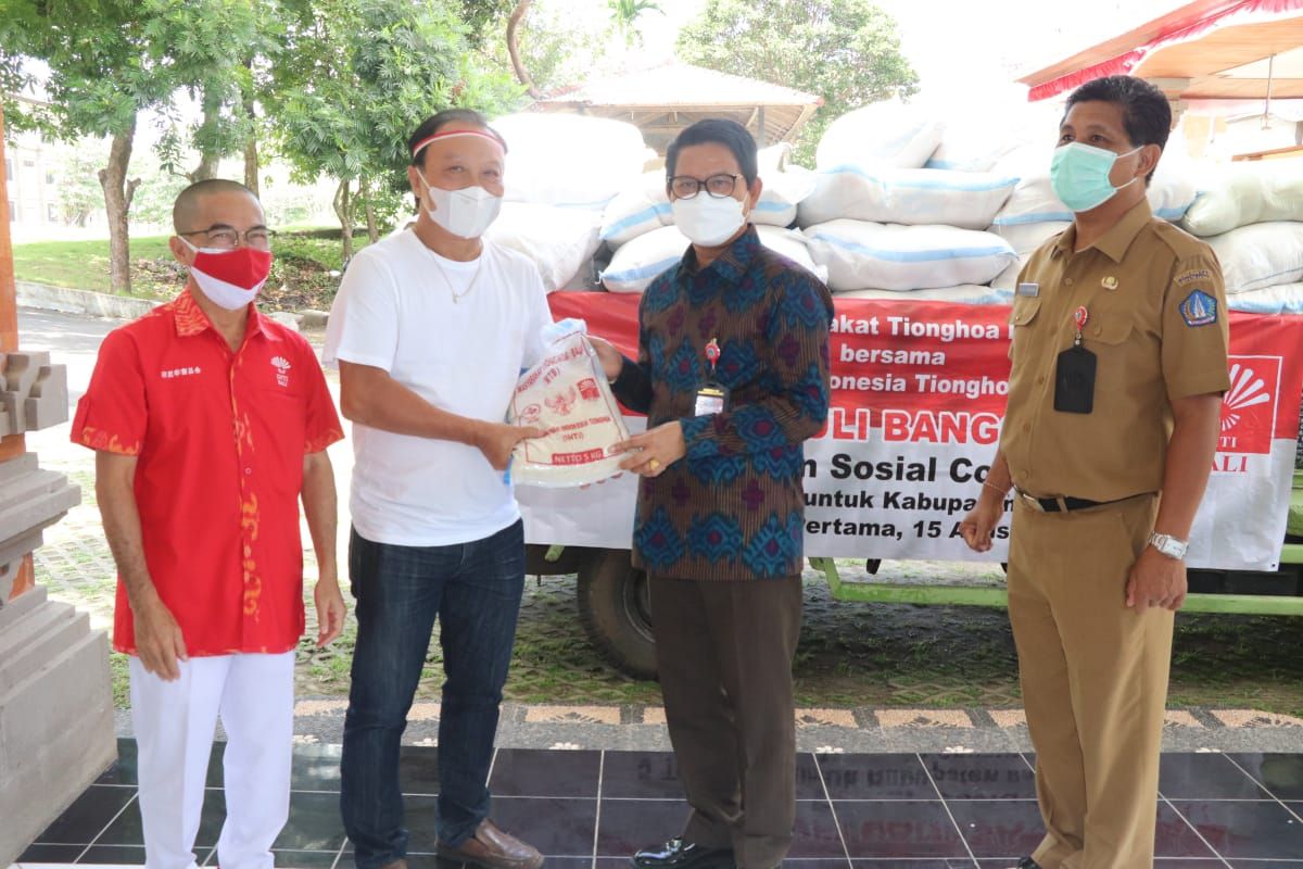 podiumnews.com-Sekda Badung Terima Bantuan Beras dari INTI  Bali 